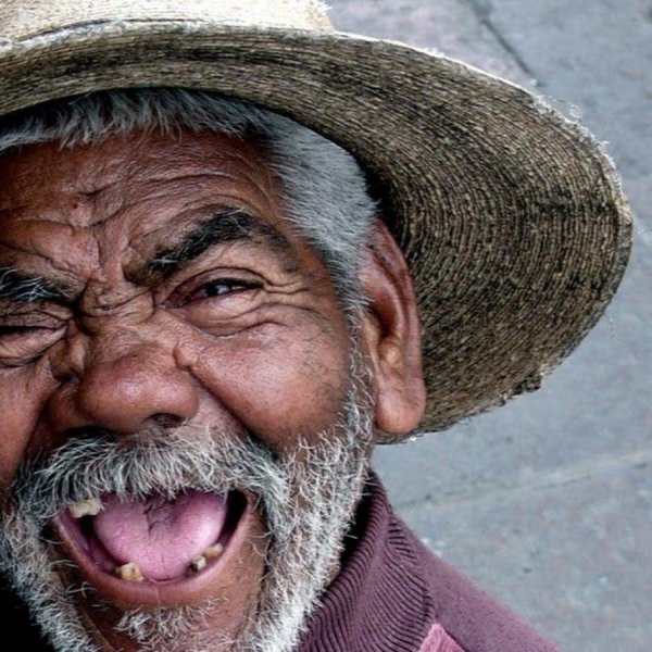 бомж смеется