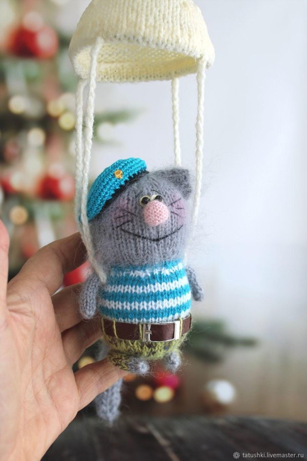 вязаная игрушка десантник