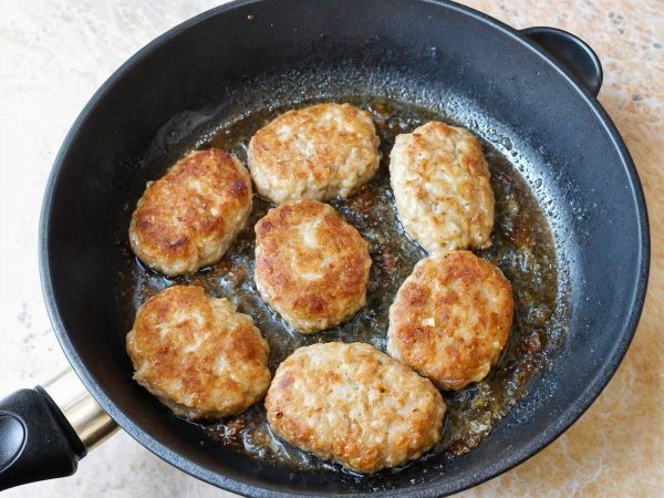 котлеты на сковороде