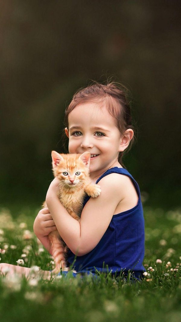 девочка с котенком