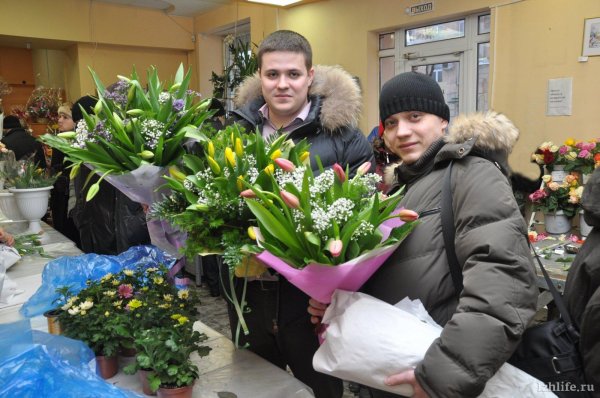 дарил цветы