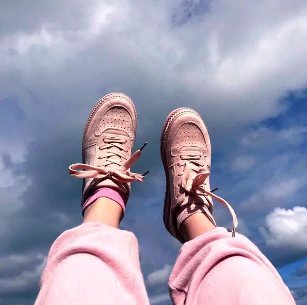 розовые кроссовки