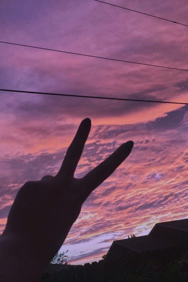 руки на закате