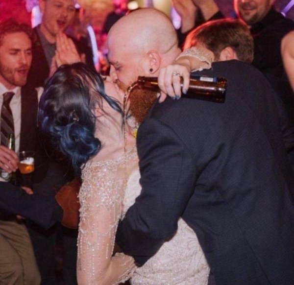 со свадьбой