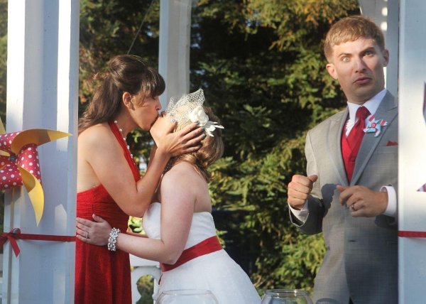 свидетельница на свадьбе