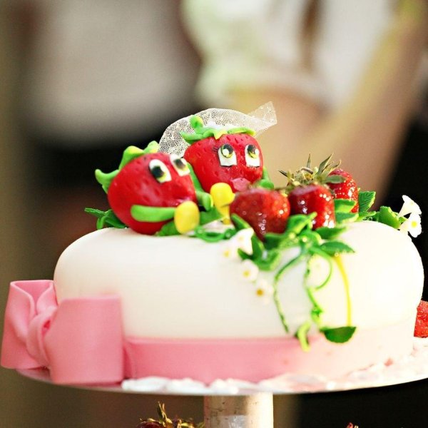 свадебный торт с клубникой