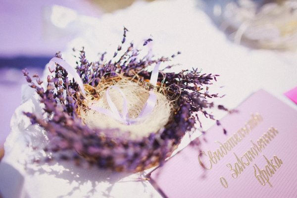 кольца на свадьбу лавандовые