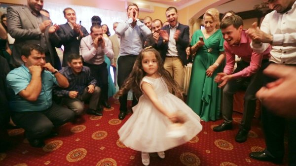 девочка на свадьбе