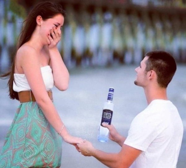 мужчина делает предложение