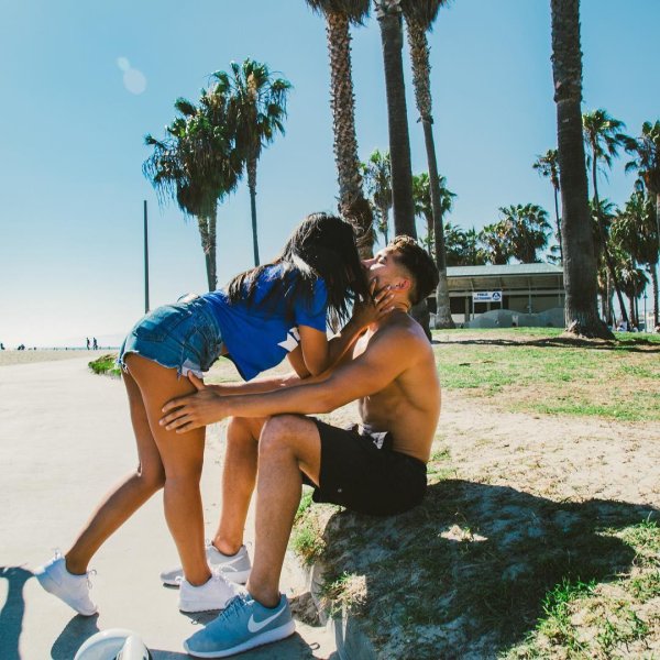 пара в шортах