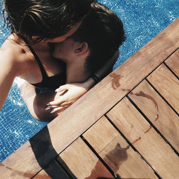 пара в бассейне