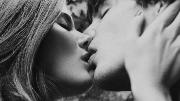 девушка целует парня в губы