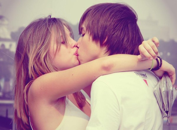 целуются девочки