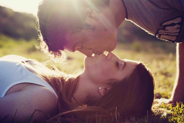 девушка целует парня