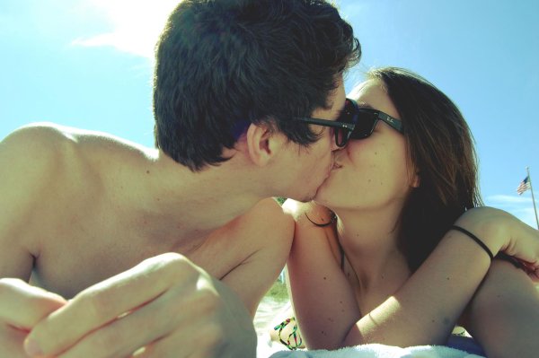 влюбленные целуются