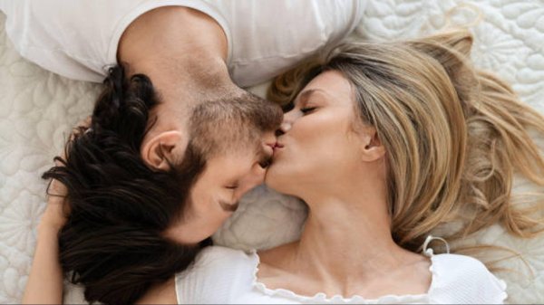 пары целуются