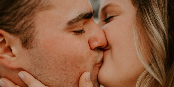 поцелуй женщины