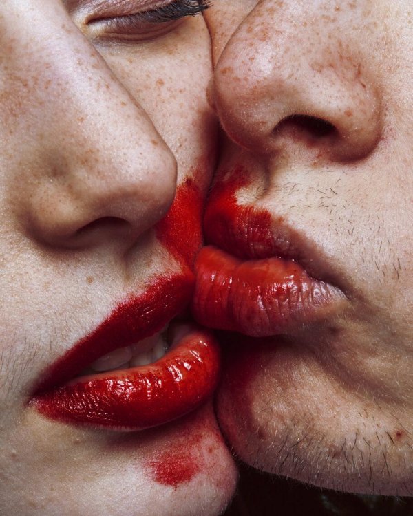 поцелуй вблизи