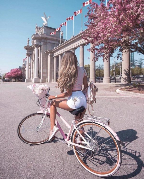 розовый велосипед