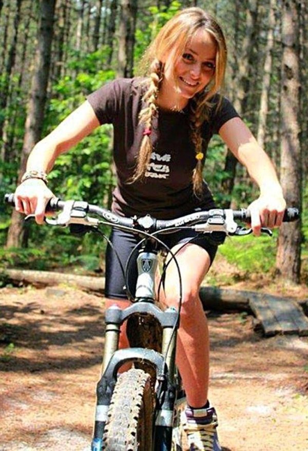 женщина на велосипеде