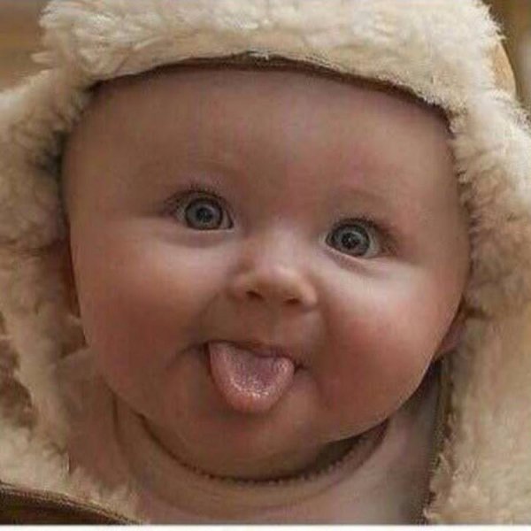 дети показывают язык