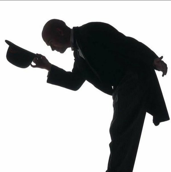 снимает шляпу