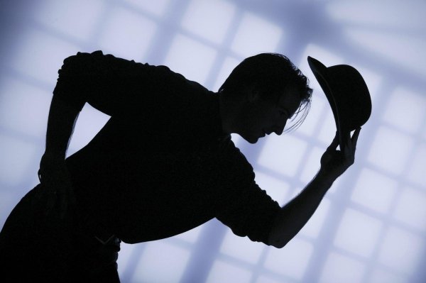 снимает шляпу