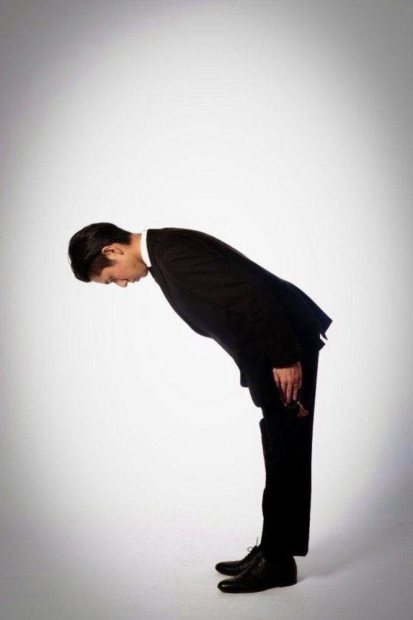 кланяющийся человек