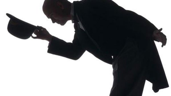 снимает шляпу