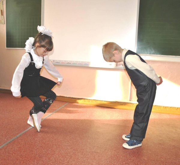 первоклассники на перемене