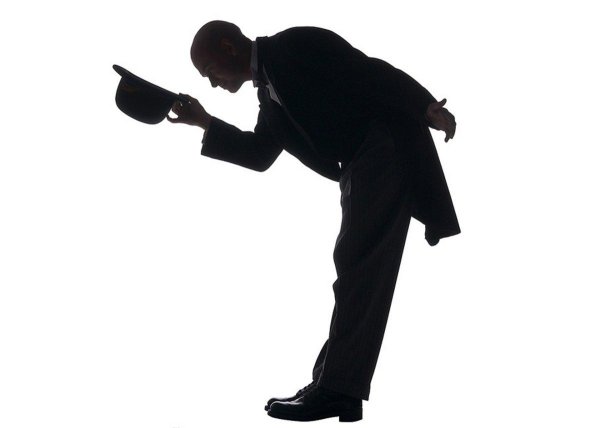 снимает шляпу