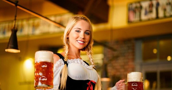 девушка с кружкой пива