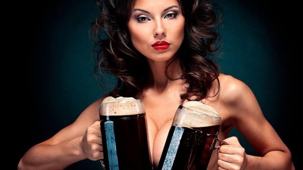 девушка с бокалом пива