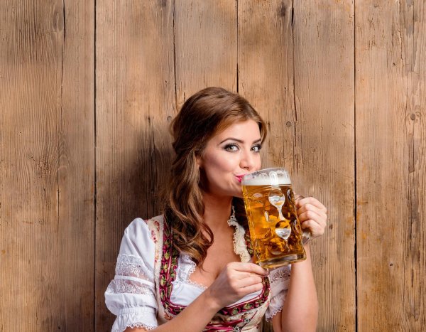 девушка с кружкой пива
