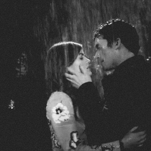 пары целуются