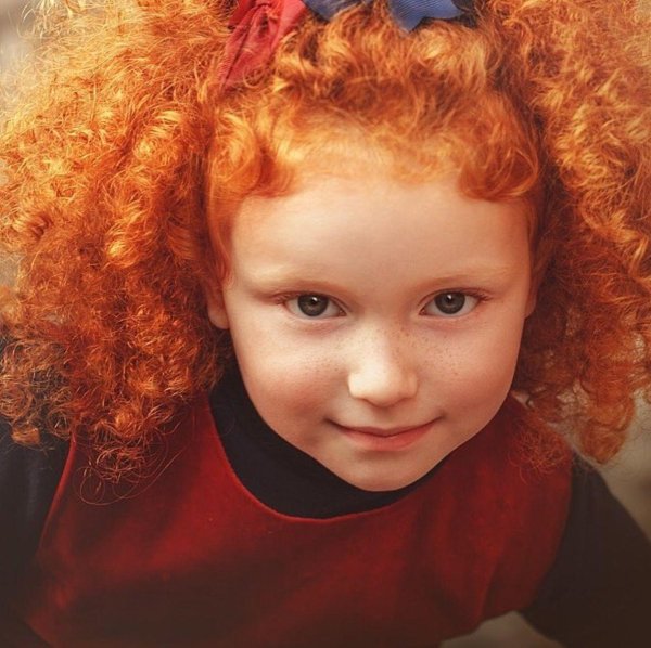 рыжая кудрявая девочка