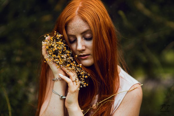 рыжая модель