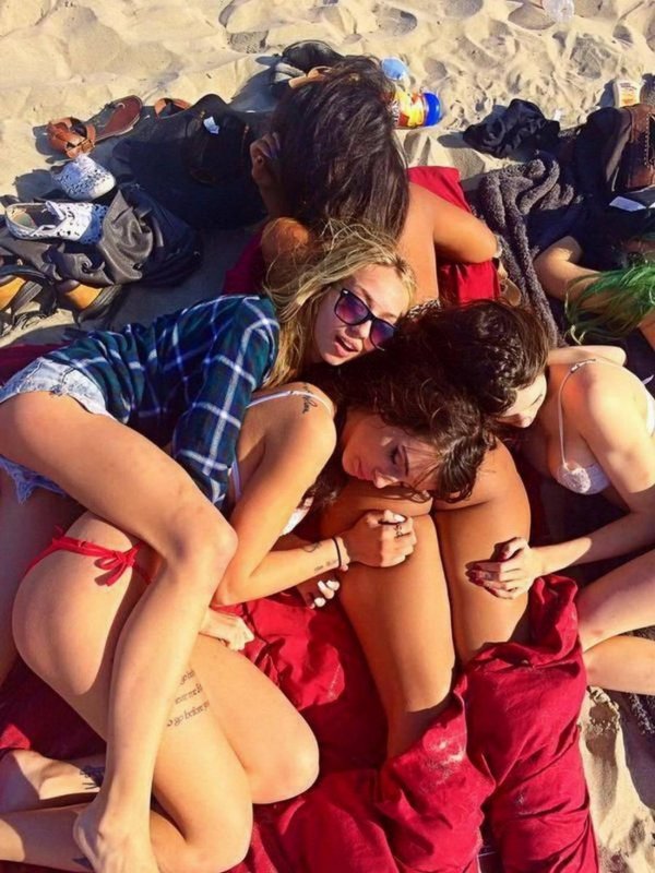 женщины развлекаются