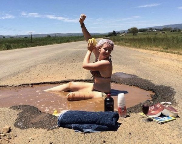 яма на дороге