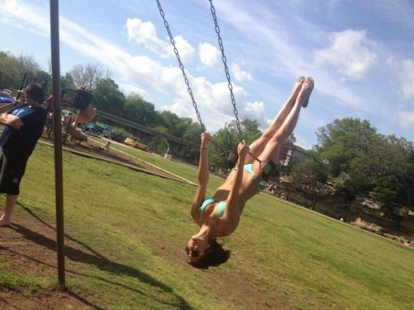 висеть вверх ногами