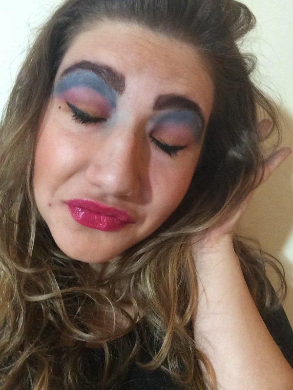 накрашенная девушка