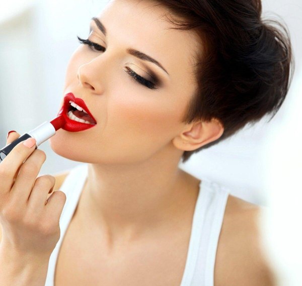 женщина с красной помадой