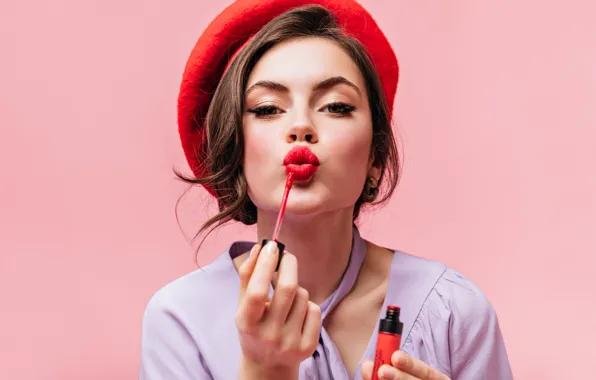 красить губы