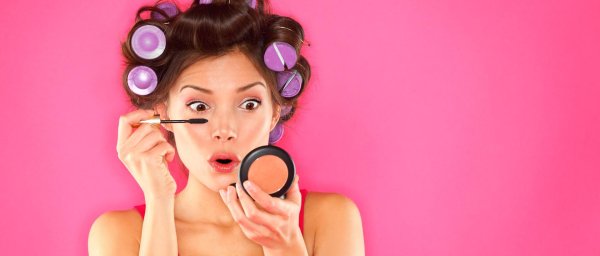 женщина в бигудях