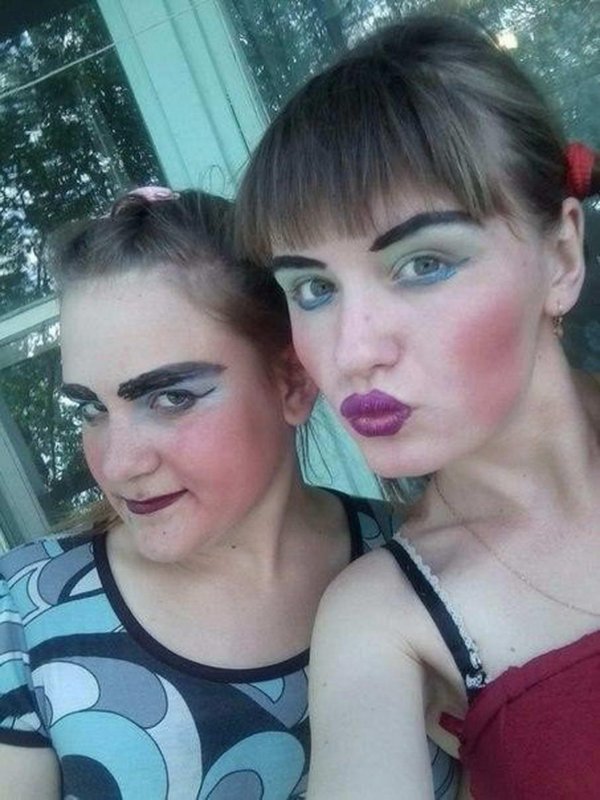две накрашенные девочки