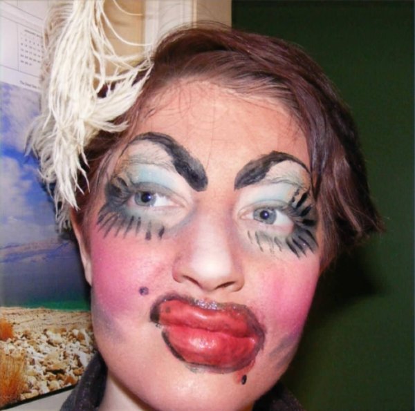 сильно накрашенная женщина