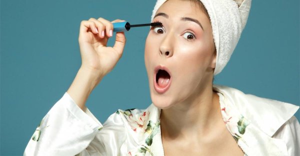 красить глаза