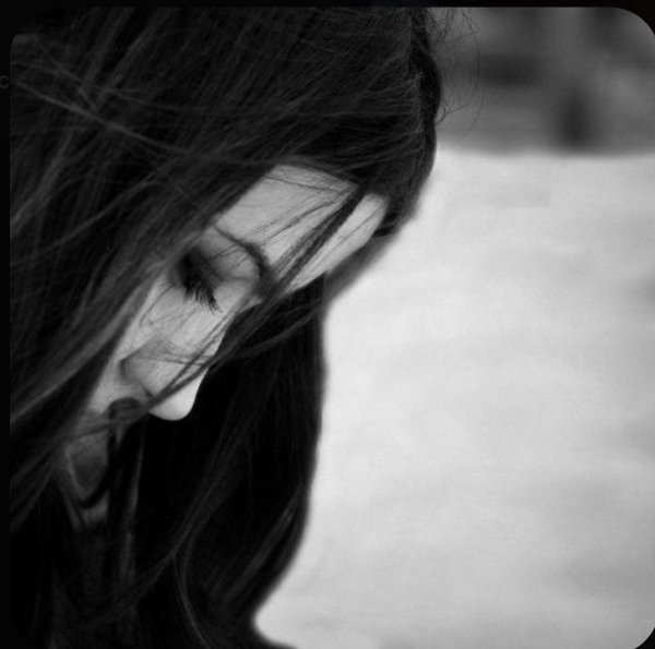 печальная девушка