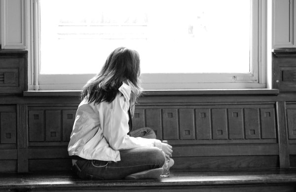 грустит девочка