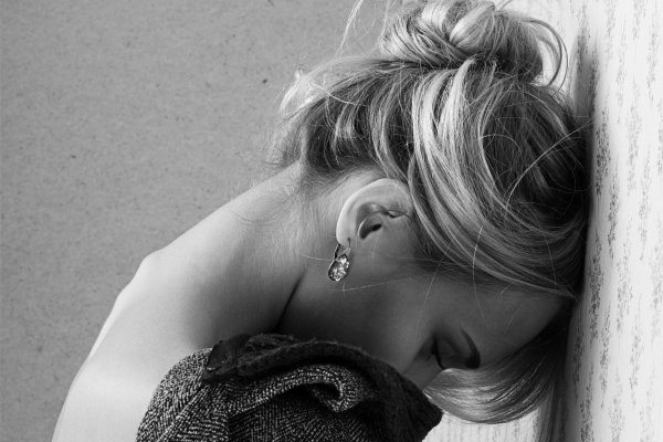 блондинки со спины черно белые